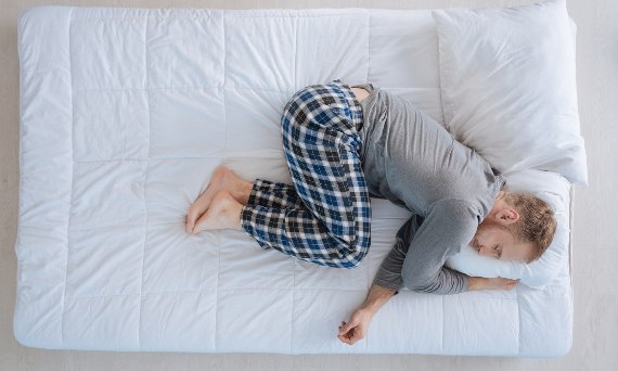 Spanie z telefonem – wpływ na nasz organizm